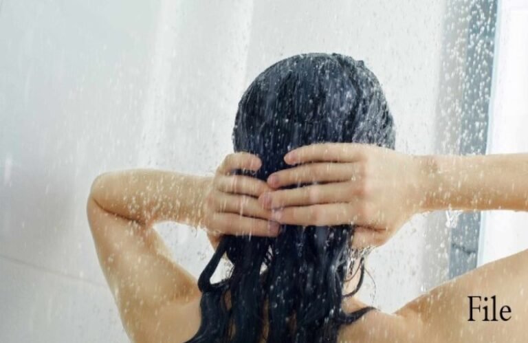 बाथरूम में नहा रही महिला का Doctor ने बनाया अश्लील वीडियो, फिर किया ऐसा काम चिल्ला उठी…
