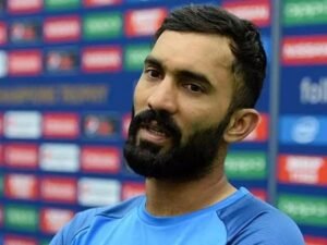Twitter users angry on dinesh karthik