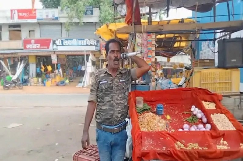 Devlakhan Gupta of Balrampur sells gram