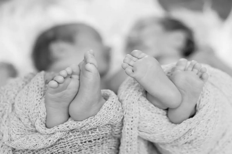 woman gave birth to twins