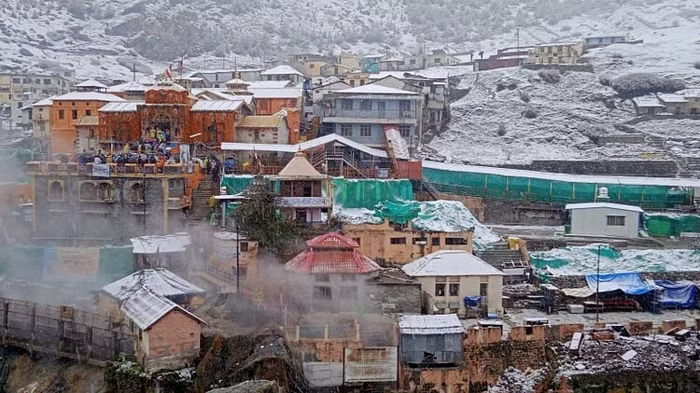 Snowfall started in Badrinath Dham