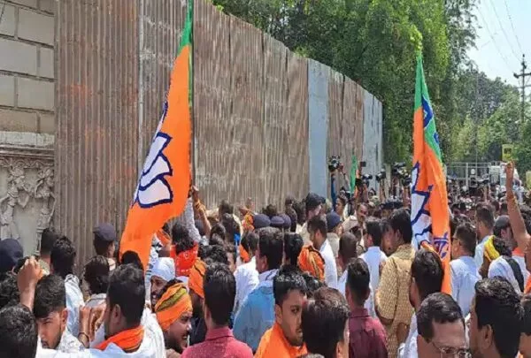 BJP Unique protest for Corruption