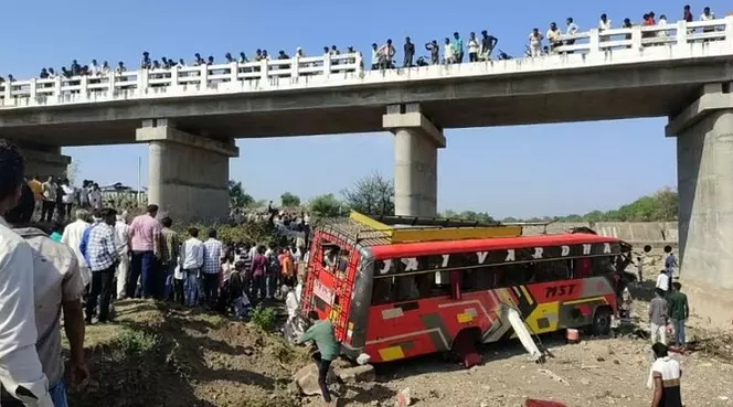 bus full of passengers fell from bridge