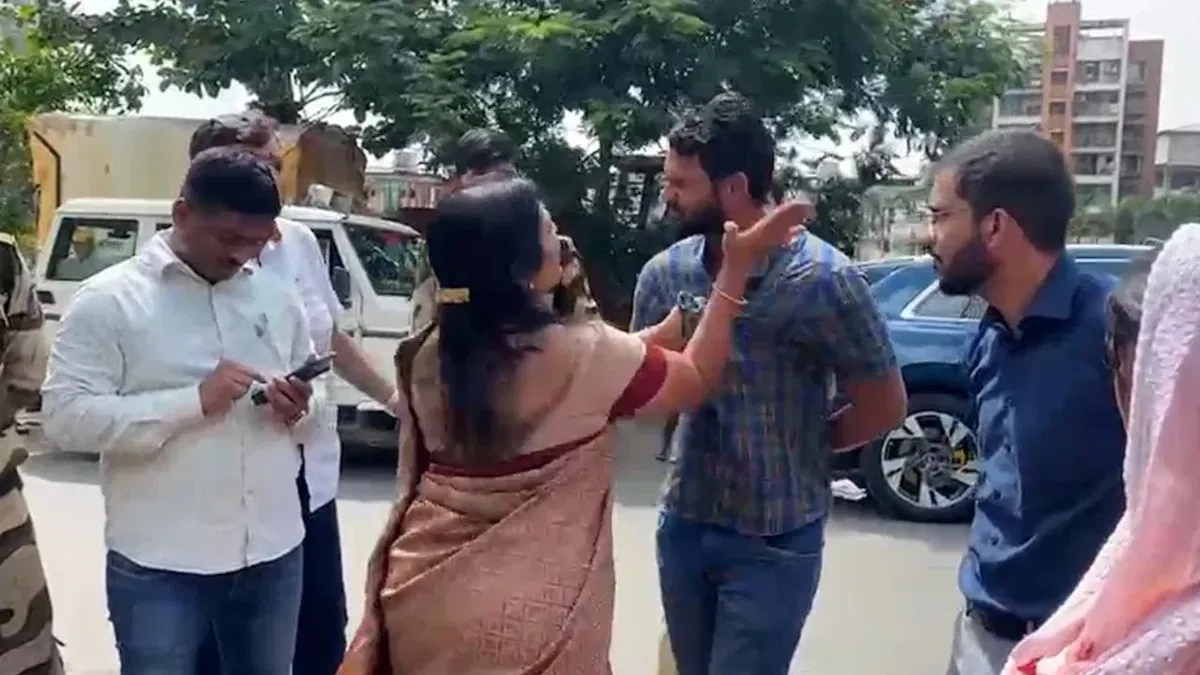 BJP MLA Geeta Jain slapped engineer