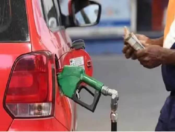 Petrol Diesel Prices Today: पेट्रोल डीजल को लेकर फिर आई बड़ी खबर, घर से निकलने से पहले जान ले क्या है आज का भाव