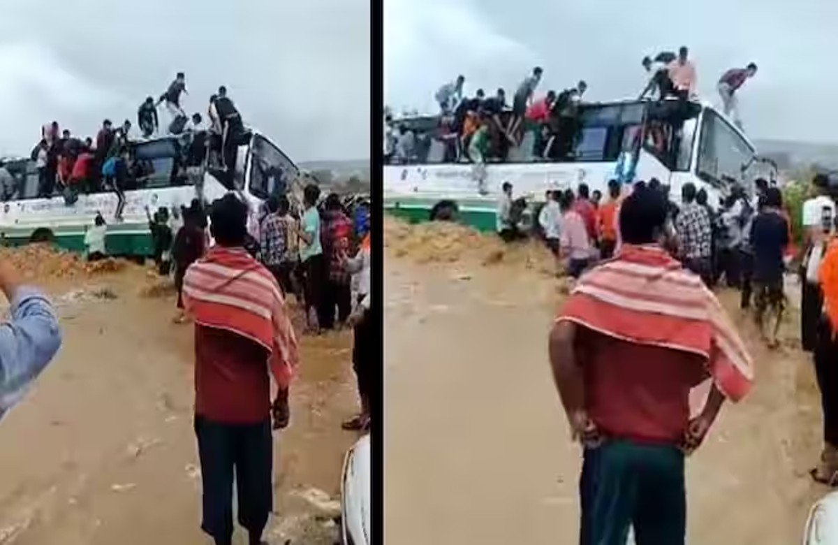 Passengers jumped from the bus flowing in the flood