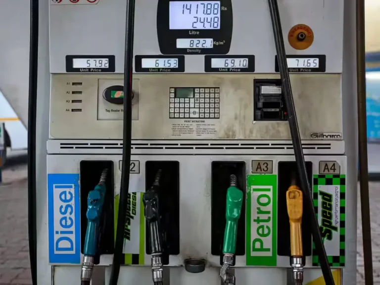 पेट्रोल-डीजल की कीमतों में फिर आई गिरावट, आज से इतने रुपए हो गए सस्ते, जानिए क्या है आपके शहर में भाव