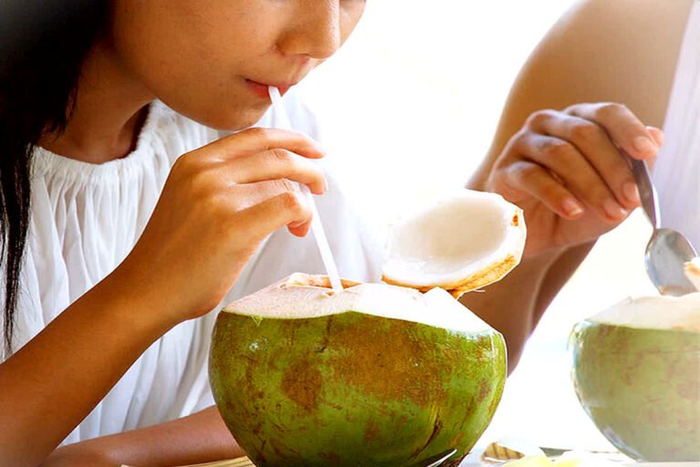 Nariyal Pani Pine Ke Fayde: बीपी, शुगर तो रहेगा कंट्रोल में ही बल्कि कई बीमारियों से मुक्ति दिलाएगा नारियल पानी, जानिए क्या है खाली पेट नारियल पानी पीने के फायदे
