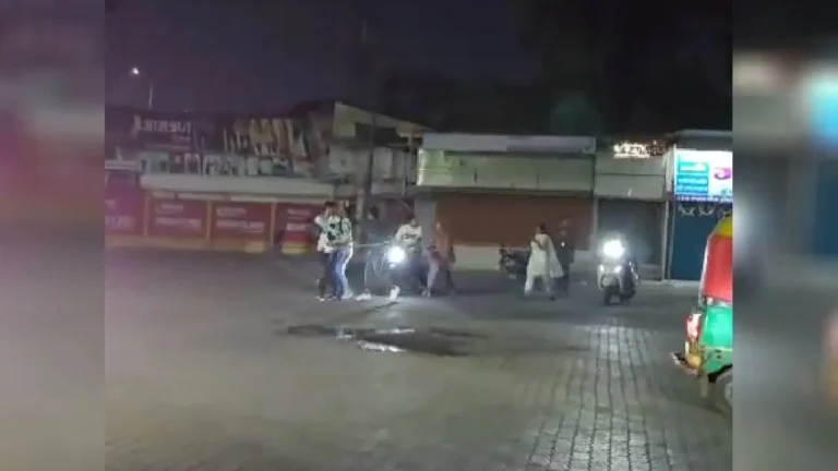 स्कूटी से जा रहीं लड़कियों को रोका, बेल्ट और डंडे से पीटा..दबंग युवकों की करतूत का Video Viral