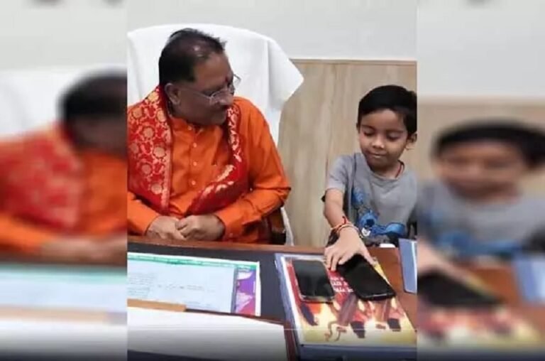 CM Vishnu Deo Sai: सीएम साय के आफिस में अचानक पहुंचा ये बच्चा, तेजी से वायरल हुई तस्वीर, जानें कौन है ये नटखट