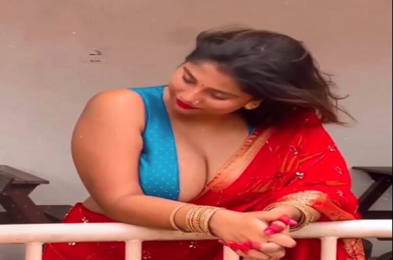 Indian Bhabhi Sexy Video : डीपनेक ब्लाउज में भाभी ने बोल्ड फिगर फैंस को बना रहा दीवाना, वीडियो हुआ वायरल