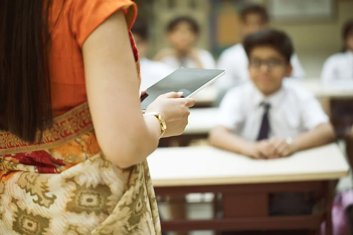 teacher can't use mobile in school